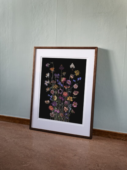 Arrangemang med sensommar blommor, liten print med ram